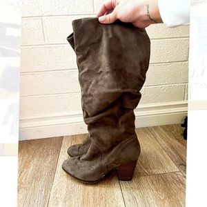 Women’s boots size 8